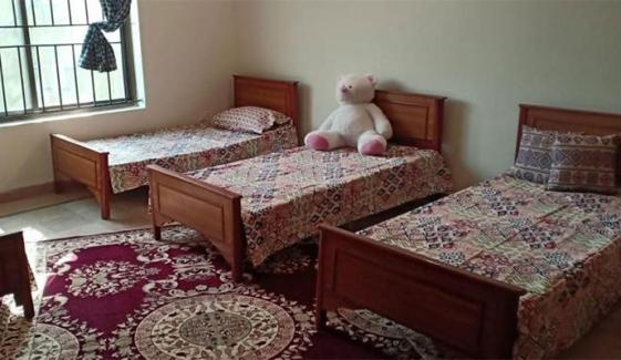 ہوٹل کے کمرے سے لڑکیاں گرگئیں، دو لڑکے گرفتار 