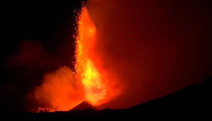  آتش فشاں پہاڑ سے لاوا ابلنے کا منظر ویڈیو میں ریکارڈ