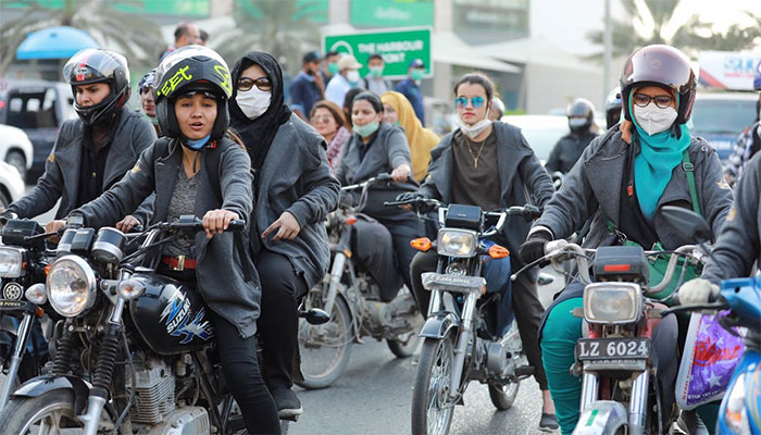 خواتین کو بائیک چلانے کی تربیت دینے والی مرینہ سید