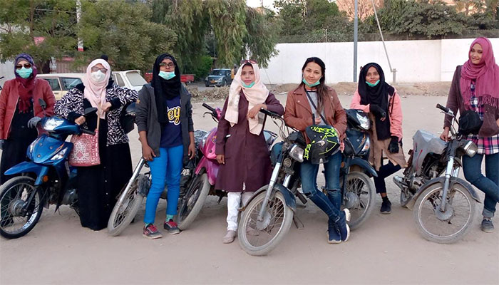 خواتین کو بائیک چلانے کی تربیت دینے والی مرینہ سید