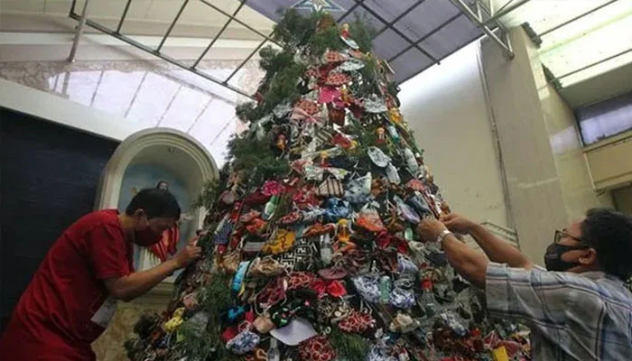  کورونا: کرسمس کا درخت سینیٹائزر اور ماسک سے سج گیا 