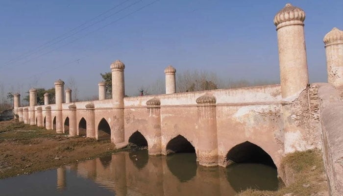 پشاور: 400 سالہ پُرانے پل کی بحالی پر کام کا آغاز