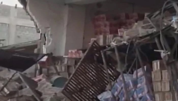 کراچی میں بینک کے اندر پراسرار دھماکا