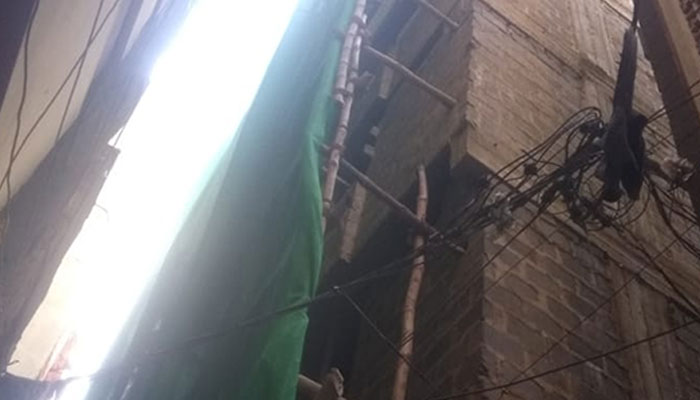 لیاری میں غیرقانونی عمارت گرانے پر علاقہ مکین کی مزاحمت