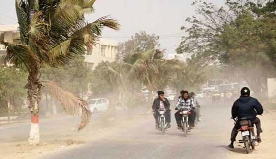 کراچی میں ٹھنڈی، تیز اور گرد آلود ہوائیں چل پڑیں