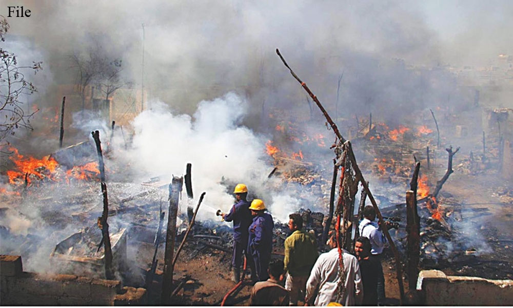 لاڑکانہ: 70 جھونپڑیاں جل گئیں، 2 افراد جاں بحق