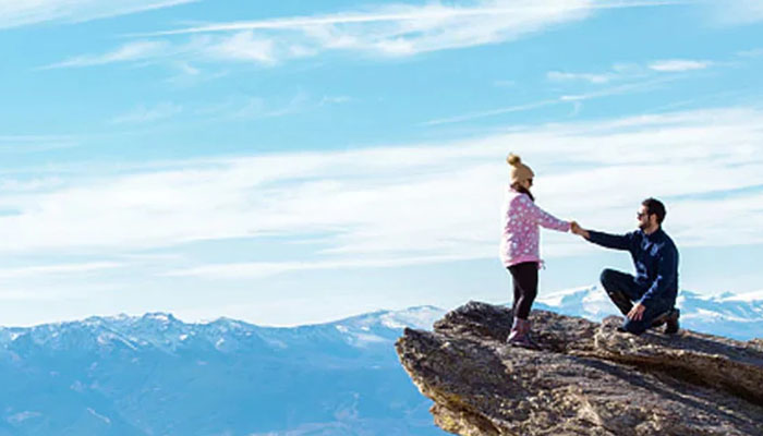  پہاڑ پر شادی کی پیشکش، لڑکی 650 فٹ کی بلندی سے نیچے جا گری 