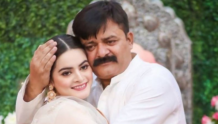 منال خان نے والد کے انتقال کے بعد اپنی انسٹا پروفائل تبدیل کردی