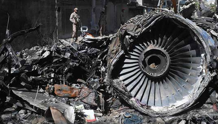 کراچی طیارہ حادثہ، تحقیقاتی بورڈ کے سربراہ کو عہدے سے ہٹادیا گیا