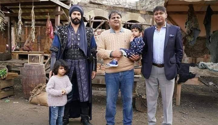 فواد چوہدری کی ترک اداکار بورک سے قائی قبیلے میں ملاقات 