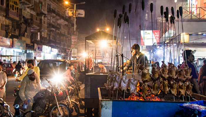 کراچی : برنس روڈ فوڈ اسٹریٹ پر شام 7 بجے سے گاڑیوں کا داخلہ بند 