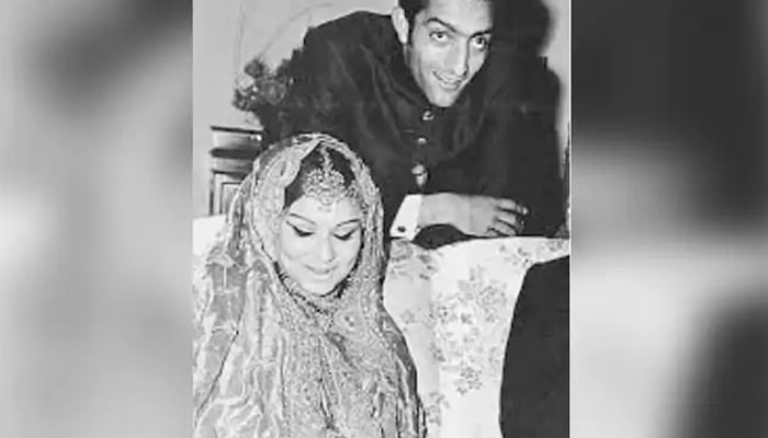 دنیا کے بہترین والدین، صبا علی خان نے اپنے والدین کی یادگار تصویر شیئر کردی