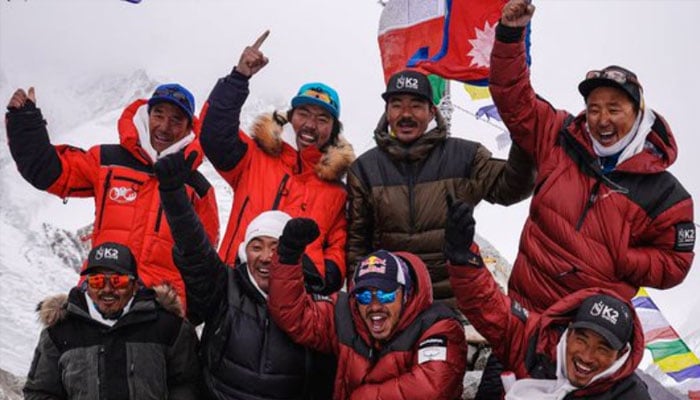 نیپالی کوہ پیما ٹیم پاک فوج کے ہیلی کاپٹر میں شگر پہنچ گئی