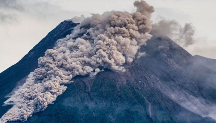انڈونیشیا میں فعال ترین آتش فشاں پھٹنے سے لاوے کا دریا بہہ نکلا