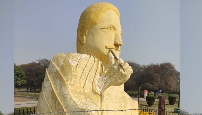 علامہ اقبال کے مجسمے کا سوشل میڈیا پر مذاق بن گیا 