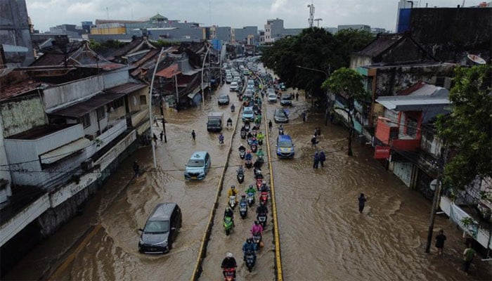 انڈونیشیا میں موسلا دھار بارش سے سیلابی صورتحل، امدادی کارروائیاں شروع
