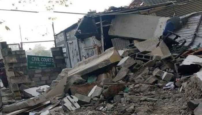 اسلام آباد: وکلاء کے مزید غیر قانونی چیمبرز گرانے کیلئے نوٹس آویزاں