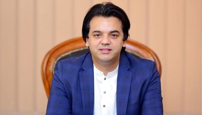 وزیراعظم عمران خان کے معاون خصوصی عثمان ڈار نے عہدہ چھوڑ دیا