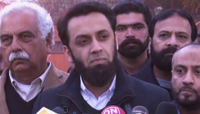عطا تارڑ کا پولیس پر حملہ آور ہونے کا الزام، ہر زخم کا بدلہ لینے کا اعلان