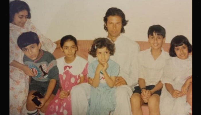عمران خان کیساتھ تصویر میں موجود یہ چھوٹی بچی اب کہاں ہے؟