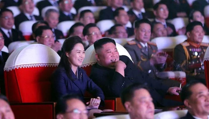 شمالی کوریا کے رہنما کم جونگ اُن کی اہلیہ سامنے آگئیں