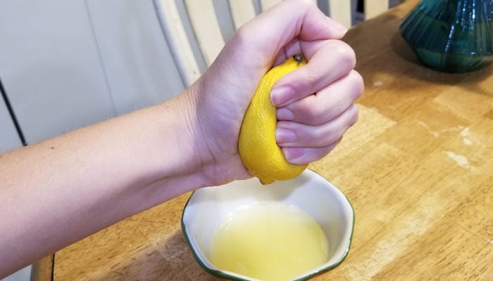 لیموں کا رس نکالنے کا آسان اور انوکھا طریقہ  