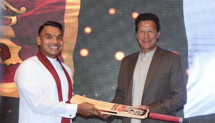 سری لنکا کے وزیر کھیل عمران خان کے بلے کا تحفہ پاکر خوش 