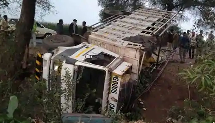 بھارت ، کوئلے سے بھرا ٹرک الٹنے سے 6 افراد ہلاک 