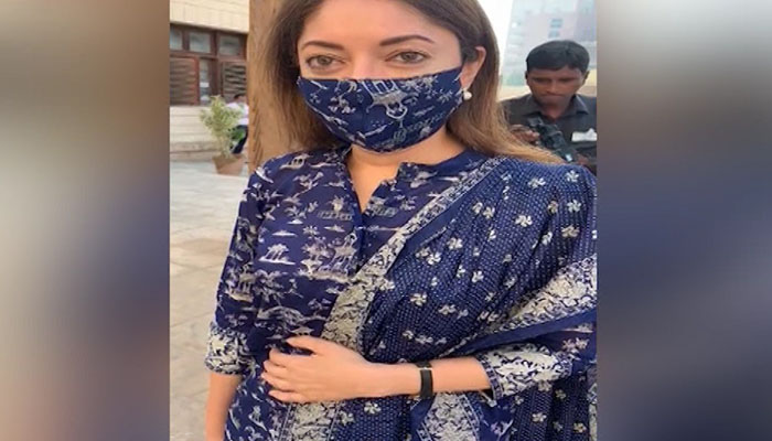 سینیٹ الیکشن: شرمیلا فاروقی کا لباس سے میچنگ کا ماسک