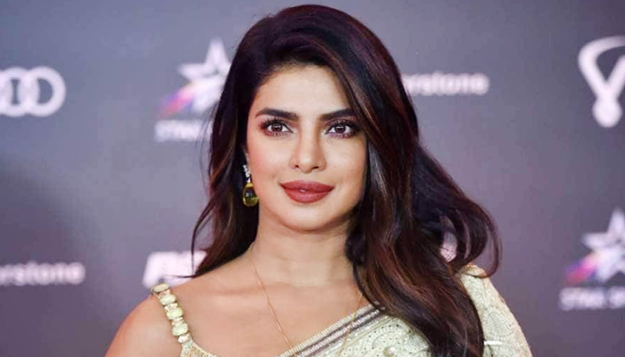 پریانکا چوپڑا نے بھارتیوں کو منفی سوچ رکھنے پر کھری کھری سنا دیں