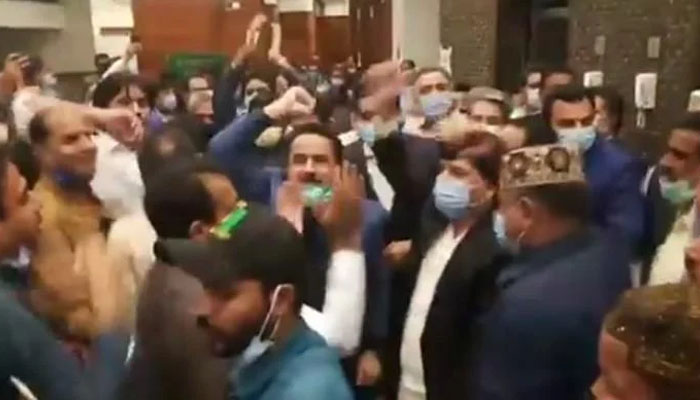 یوسف رضا گیلانی کی جیت پر سندھ اسمبلی میں پی پی کارکنان کا جشن، ویڈیو وائرل