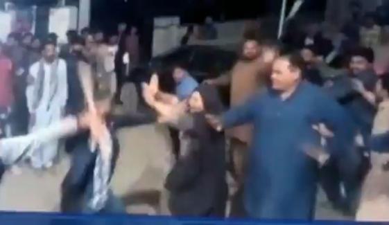 فردوس عاشق کی موجودگی میں پی ٹی آئی کارکنوں میں تصادم، خاتون بے ہوش 