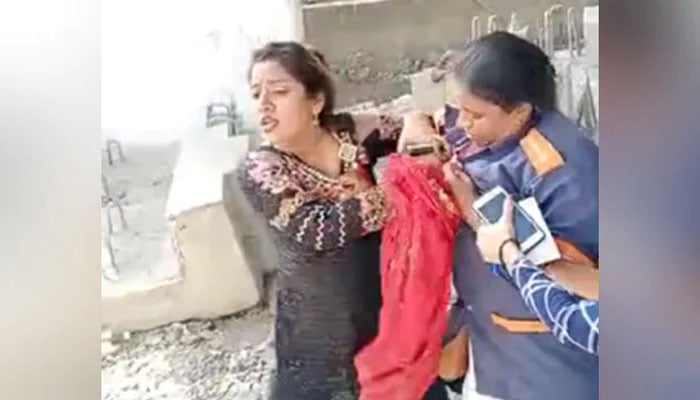 ماسک نہ پہننے پر دو خواتین آپس میں لڑ پڑیں،ویڈیو وائرل
