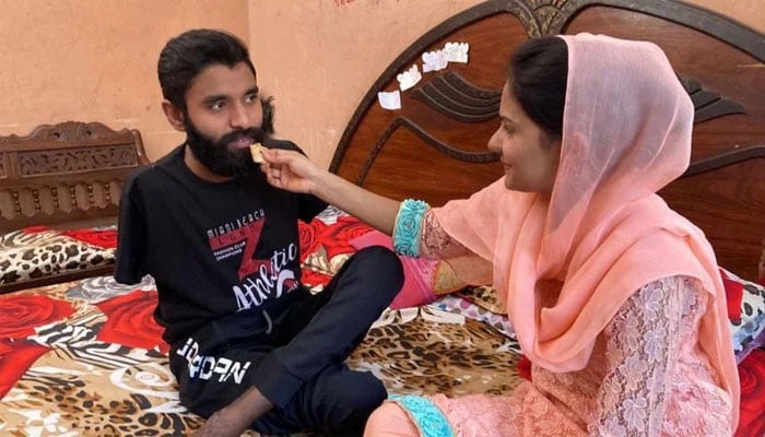 دونوں بازوں اور ایک پاؤں کٹ جانے کے باوجود بھی داؤد سے شادی کرنیوالی باہمت ثناء 