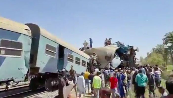 مصر: قاہرہ کے جنوب میں دو ٹرینیں ٹکرانے سے  32 افراد ہلاک، 66 زخمی