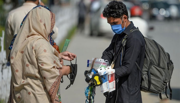 لاہور میں ماسک نہ پہننے والوں کو پکڑ کرتھانے میں بند کر دیا جائے گا،کمشنر لاہور