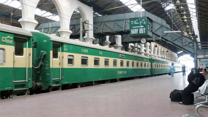 دو روز میں مسافر ٹرینوں کی بکنگ 50 فیصد کردی جائےگی