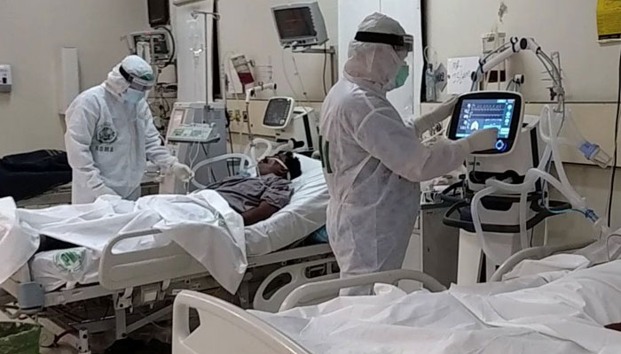 کورونا، پشاور کے 3 بڑے اسپتالوں میں 83 فیصد بیڈ بھر گئے