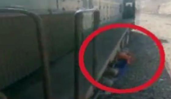 چلتی ٹرین سے چوری کرنے والے بچے کی ویڈیو سامنے آگئی 
