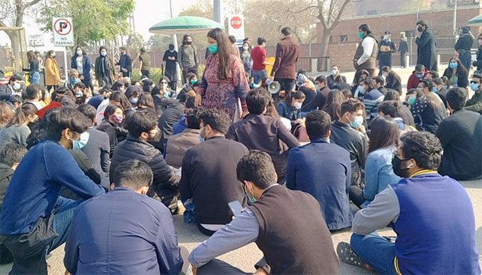 لاہور میں طلبہ کا امتحانات ملتوی کروانے کے لیے مظاہرہ 