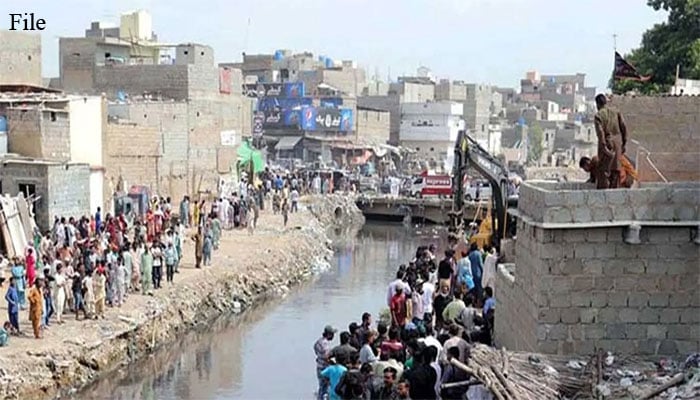 کراچی: ناظم آباد کے نالے میں گرنے والے بچےکی لاش مل گئی