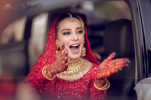 Iqra Aziz wants to see 'Khuda Aur Mohabbat' 3 in one go