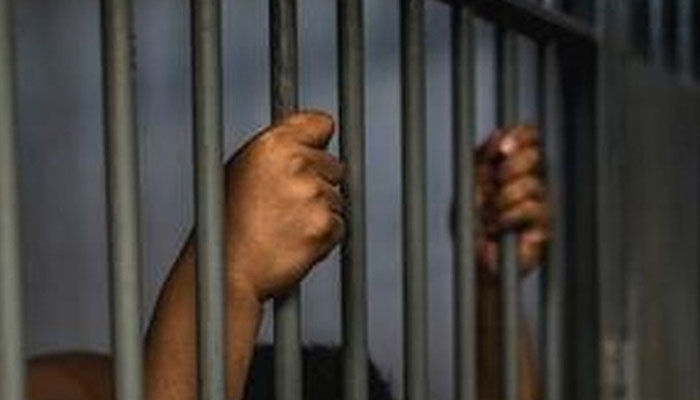 محبوب قدموں میں لاکر دینے والے جعلی عامل بابا خود سلاخوں کے پیچھے