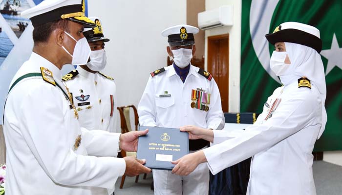 پاک بحریہ کے اہلکاروں کو ملٹری اعزازات تفویض کرنے کی تقریب  