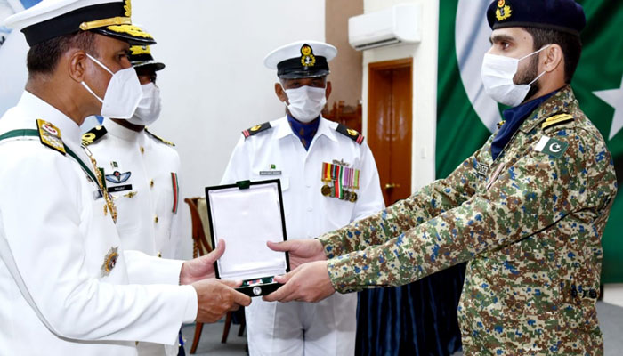 پاک بحریہ کے اہلکاروں کو ملٹری اعزازات تفویض کرنے کی تقریب  