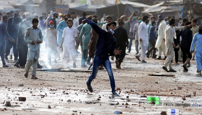 لاہور: مظاہرین کے پھتراؤ سے 2 پولیس اہلکار شہید، 97 زخمی