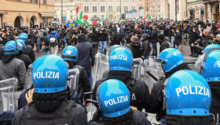 اٹلی میں کورونا پابندیوں کے خلاف عوام کا  احتجاج 