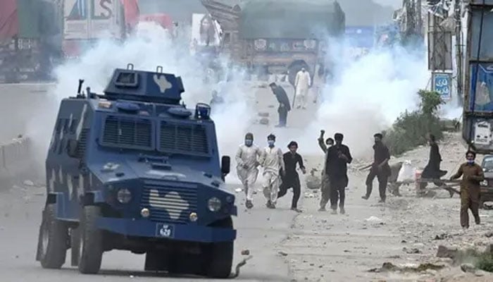 لاہور میں مظاہرین کا پولیس پر تشدد