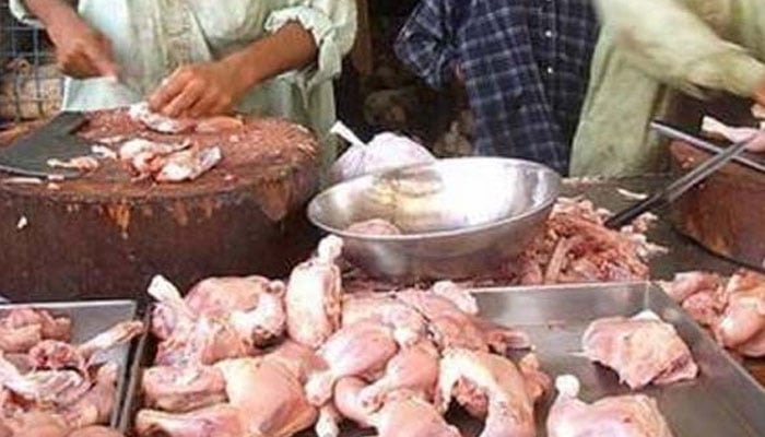  کراچی: مرغی کا گوشت مہنگا بیچنے پر 2 دکانیں سیل