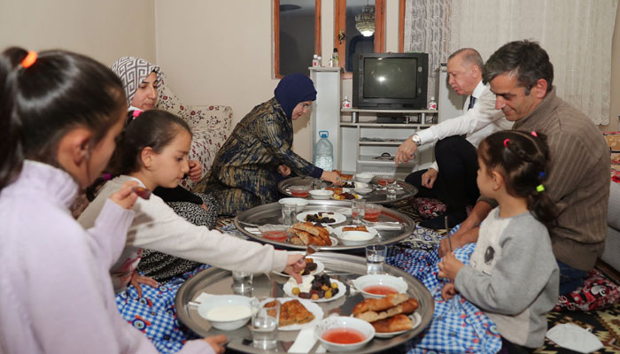 ترک صدر اور ان کی اہلیہ نےایک عام شہری کے گھر پر افطار کی،تصاویر وائرل